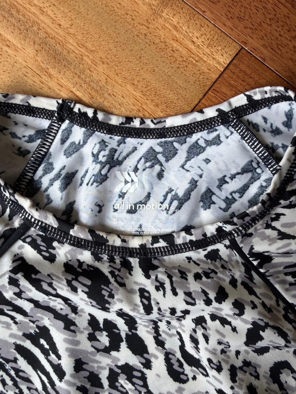 Long Sleeve Leopard Print Spandex Crop Top - Picture 2 of 6